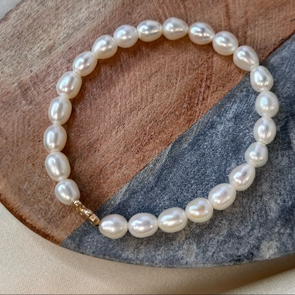 Beautiful Genuine White Pearl Stretch Bracelet 14K With Bear Motif - Picture 4 of 11